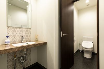 男女別トイレで安心✨ - BIZcomfort横浜元町 8名用会議室のその他の写真