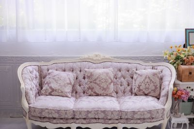 三人掛けのダマスク柄ソファ - Mystudio柏の葉 セルフ撮影フォトスタジオの室内の写真