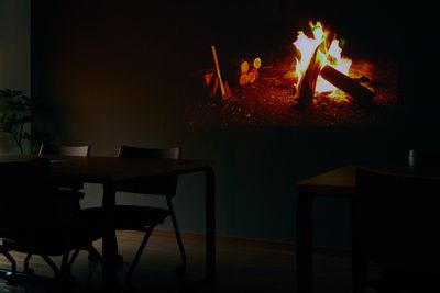 お部屋を暗くし、たき火映像。キャンプ気分が存分に味わえます。 - 駅近、広々なグランピング風マルチスペース 大崎・五反田駅近・広々なグランピング風マルチスペース🏕️の室内の写真