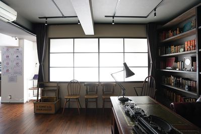 アンティーク撮影スタジオunikk【田町STUDIO】 自然光◎本物のアンティークに囲まれた国内随一の書斎スタジオの室内の写真