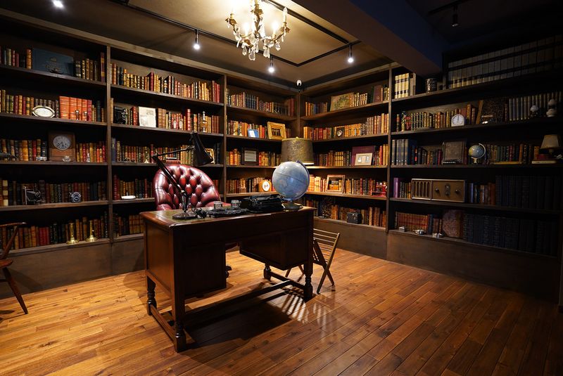 1000冊以上のアンティーク洋書が陳列されたイギリスの書斎スタジオ。 - アンティーク撮影スタジオunikk【田町STUDIO】 自然光◎本物のアンティークに囲まれた国内随一の書斎スタジオの室内の写真
