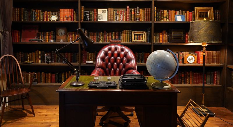自然光◎本物のアンティークに囲まれた国内随一の書斎スタジオ - アンティーク撮影スタジオunikk【田町STUDIO】