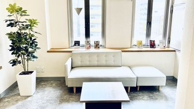 ソファルーム - 難波・桜川・心斎橋NADIAレンタルスペース ボードゲーム完備/パーティー/セミナー/教室/会議/24時間利用の室内の写真