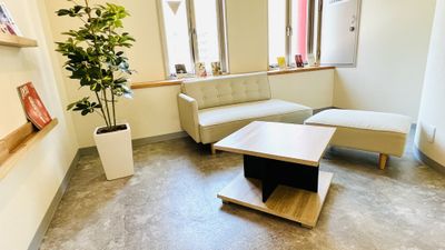 ソファルーム - 難波・桜川・心斎橋NADIAレンタルスペース ボードゲーム完備/パーティー/セミナー/教室/会議/24時間利用の室内の写真