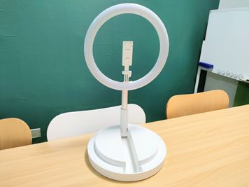 リングライトあります。
動画配信や撮影に。 - LINCRASチサン博多 01〈LINCRASチサン博多〉の室内の写真