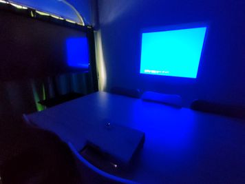プロジェクター完備。
遮光カーテンで暗幕効果があります。 - LINCRASチサン博多 01〈LINCRASチサン博多〉の室内の写真