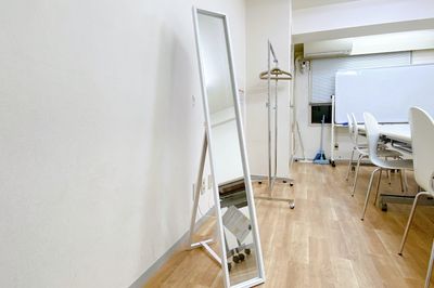 姿見鏡（幅22×奥行49×高さ144cm） - Colormell（カラメル）六本木1号店 会議・デスクワーク専用🉐プランの室内の写真
