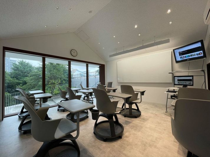 アンスティチュ・フランセ東京 F-211教室の室内の写真