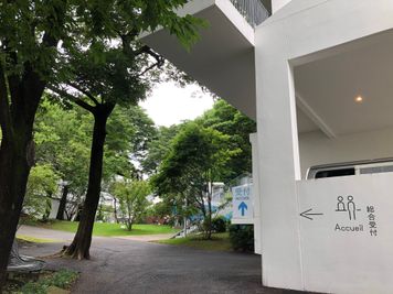 構内入口 - アンスティチュ・フランセ東京 F-211教室の入口の写真
