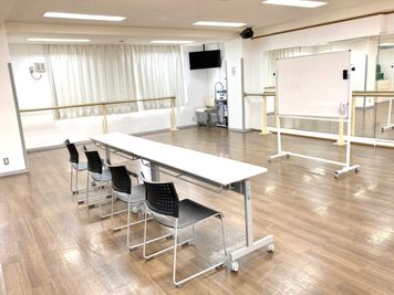 長椅子・長テーブル利用OK - ワーサルCスタジオ 多目的レンタルスタジオの設備の写真
