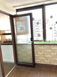 お客様ご自身で鍵の施錠・解錠をお願いいたします。 - ワーサルCスタジオ 多目的レンタルスタジオの入口の写真