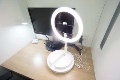 設置例（スマートフォンは設備にはございません） - 【TimePort木場マルチレンタルスペース】 TimePort木場ワーキングブースNo.2の室内の写真