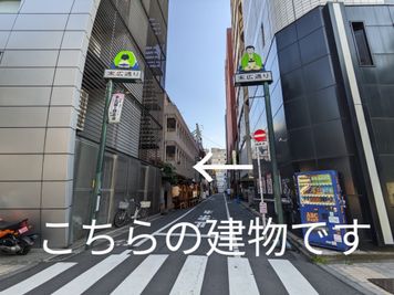 末広通り入口から見た当スペースがある建物 - 生き生き新宿スペースⅡ 安くて駅から近い、人気な多目的スペースの外観の写真