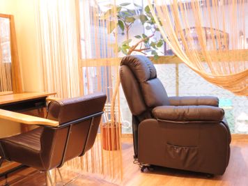 リクライニングチェアの設備も有ります。 - Hair&Spa Lore  美容師さん・ネイリストさん・アイリストさん貸しスペースの室内の写真