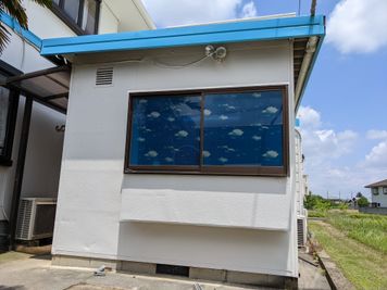 窓にフィルムが貼ってあるので集中して作業できます - U-can do 英語・英会話 【駐車場付】会議・研修室/自習室/趣味・教室　D教室の室内の写真