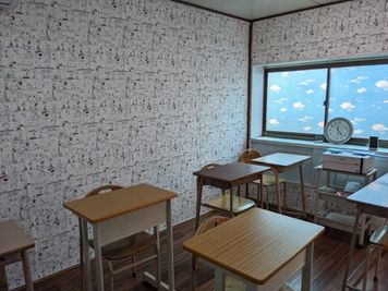 机と椅子は8セットあります - U-can do 英語・英会話 【駐車場付】会議・研修室/自習室/趣味・教室　D教室の室内の写真
