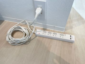 電源タップ(延長コード5ｍ ACコンセント×4 USBポート×2) - 浜松レンタルスタジオ・レントプラス レンタルスタジオの設備の写真