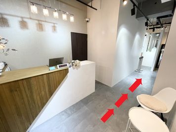 店舗内正面カウンターを右奥にお進みいただくと当スタジオがございます - 浜松レンタルスタジオ・レントプラス レンタルスタジオの入口の写真