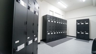 鍵付きロッカー約30個 - HADO ARENA お台場店 プレミアムルームの設備の写真