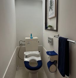 清潔なトイレ - 紫水館 大きな鏡があるレンタルスペースの室内の写真