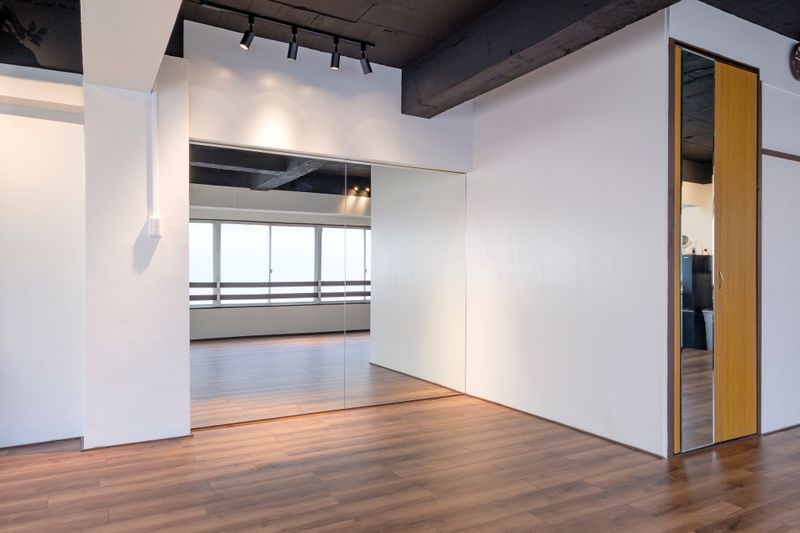 大きな鏡があるレンタルスペース - 紫水館