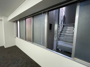 【会議室内の窓を開けて換気可能です】 - TIME SHARING 茅場町 岡本ビル 最大34名収容★3階ワンフロア貸切の貸し会議室の設備の写真