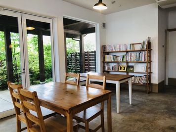レンタルスペース樹　アイリス館 広くて可愛いカフェをまるごとレンタルの室内の写真