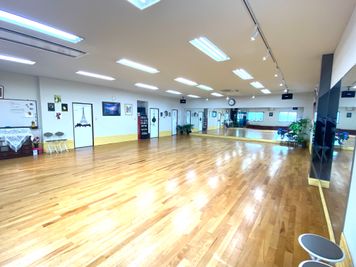 LEDのスポットライト付き - ダンススクール岩倉 レンタルスペース、多目的スペースの室内の写真
