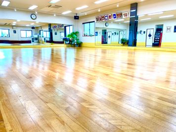 クッションフロアーで長時間でも疲れにくいです

 - ダンススクール岩倉 レンタルスペース、多目的スペースの室内の写真