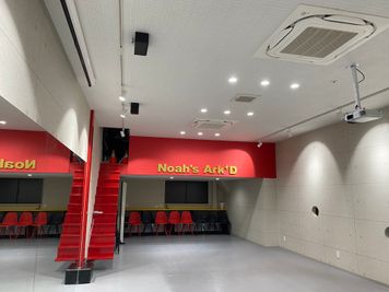 大きな鏡を使ってダンスやヨガなどの利用‼︎また、屋内マルシェや大きなスクリーンでのプライベート映画鑑賞などにご利用頂いてます‼︎ - Noah's Ark