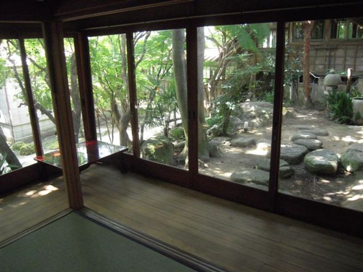 貸室は築１００年の日本家屋。窓からは八鶴湖の景色が、回廊からは裏庭が楽しめます。 - 国登録有形文化財　みんなの八鶴館 旧館１階ABの室内の写真