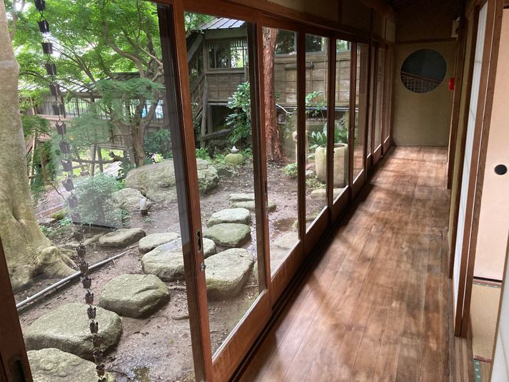 貸室は築１００年の日本家屋。窓からは八鶴湖の景色が、回廊からは裏庭が楽しめます。 - 国登録有形文化財　みんなの八鶴館 旧館１階Cの室内の写真