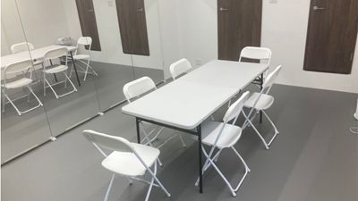 机と椅子を利用した習い事やママ会などでも利用可能です。 - レンタル room & roof MOI レンタルスタジオ（リノリウム床使用）の室内の写真