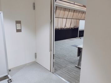 名古屋会議室 栄ガスビル店 キングルーム（基本形）の室内の写真