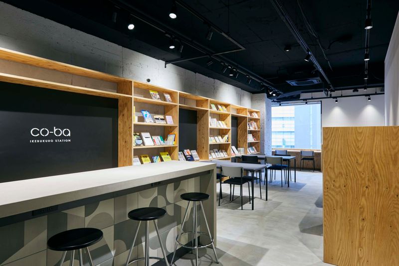 大型モニタ・カメラ常設のWEBミーティング用ブース - co-ba ikebukuro station