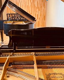 グランドピアノ２台あります。
２台利用希望の場合には追加料金がかかります。 - K-sax Music Support レンタルスタジオA(Musica Hidratante)の室内の写真