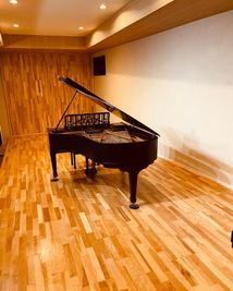 カワイレトログランドピアノ。ピアノ使用料（1台分）は、レンタル料に含まれています。 - K-sax Music Support レンタルスタジオA(Musica Hidratante)の室内の写真