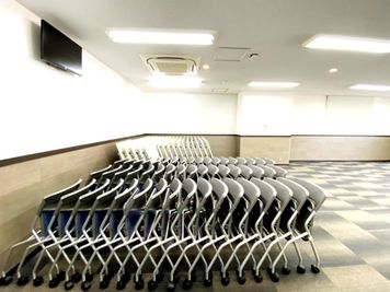 ★セルフ設営★机と椅子は52名様分ご用意しています - 名古屋会議室 名古屋駅前店 第2会議室（セルフ設営）の室内の写真
