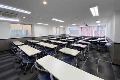 ★セルフ設営★オンライン会議にもおすすめ - 名古屋会議室 名古屋駅前店 ＼直前割30%オフ／第2会議室（セルフ設営）の室内の写真