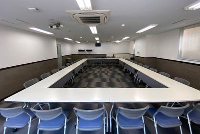 ★セルフ設営★商談や店長会議に人気のロの字形式 - 名古屋会議室 名古屋駅前店 ＼直前割30%オフ／第2会議室（セルフ設営）の室内の写真