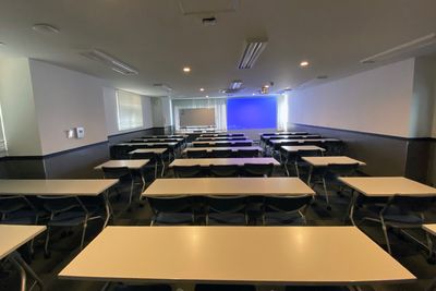 ★セルフ設営★プロジェクター投影イメージ - 名古屋会議室 名古屋駅前店 ＼直前割30%オフ／第2会議室（セルフ設営）の室内の写真