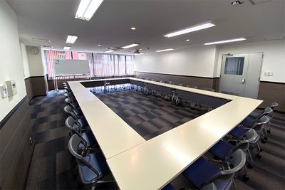 ★セルフ設営★ロの字形式は研修会におすすめです - 名古屋会議室 名古屋駅前店 ＼直前割30%オフ／第2会議室（セルフ設営）の室内の写真
