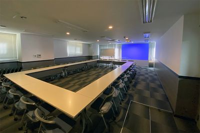 ★セルフ設営★プロジェクター投影イメージ - 名古屋会議室 名古屋駅前店 ＼直前割30%オフ／第2会議室（セルフ設営）の室内の写真