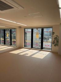 南からの日当たり抜群 - ドリーミー京都ビル4Fスタジオ ダンススタジオの室内の写真