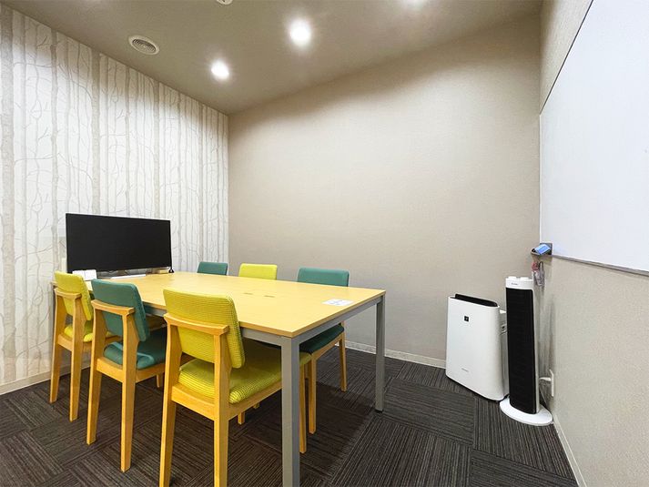 完全個室の6名用会議室です - BIZcomfort名古屋伏見 6名用会議室の室内の写真