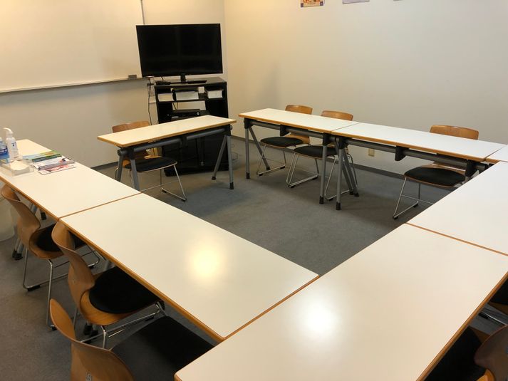 九州日仏学館 教室の室内の写真