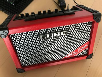 CD音源で歌う場合は、スタジオ内のステレオでご使用いただけます。
スマホからの音源の場合は、こちらのアンプでご使用可能です。 - おおきにスタジオ 稽古・ダンス・歌・楽器演奏多目的利用可能スペースの設備の写真