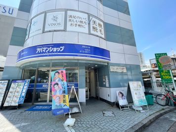 アパマンショップ浜松北口店の右側入口よりお入りください - 浜松レンタルスタジオ・レントプラス レンタルスタジオの入口の写真