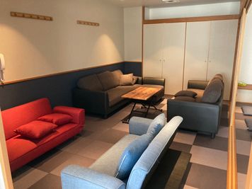 ソファ席 - IKOMAI DESK (Coworking Space) ワークスペースの室内の写真