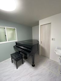 ピアノスタジオ　ザルツ国領 グランドピアノ・エレクトーンのあるレンタルスタジオの室内の写真